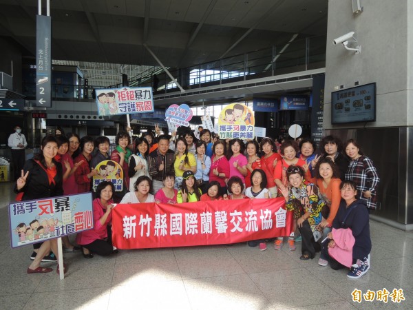 國際蘭馨交流協會總會與全國24個分會,今天同步舉辦「113保護專線」的宣導活動,希望全民對老人、婦女及兒童多一點關懷,以終止家庭暴力及職場性騷擾。(記者廖雪茹攝)