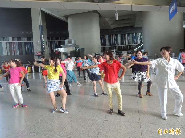 國際蘭馨交流協會新竹縣市會近百名姐妹,今早現身高鐵新竹車站大廳,向旅客宣導善用「113保護專線」,還帶來一首「痴情玫瑰花」的歌舞後快閃離開。(記者廖雪茹攝)