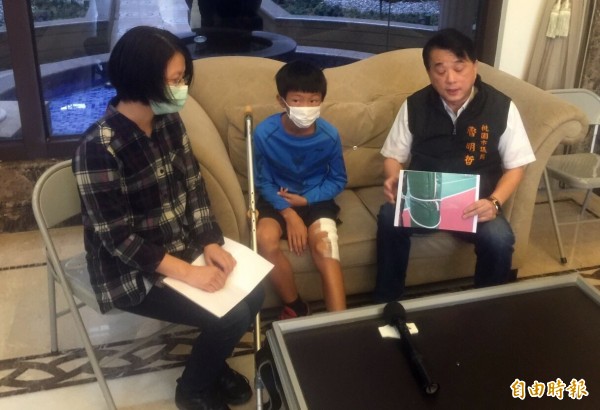 市議員魯明哲陪同陳媽媽、陳小弟召開記者會。(記者李容萍攝)