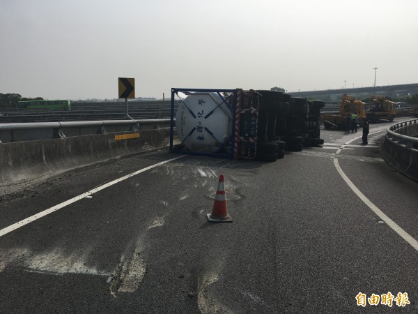 一輛載有液氧的槽車今天早上在台78線快速道路斗南系統交流道銜接國道1南下匝道翻覆。(記者黃淑莉攝)