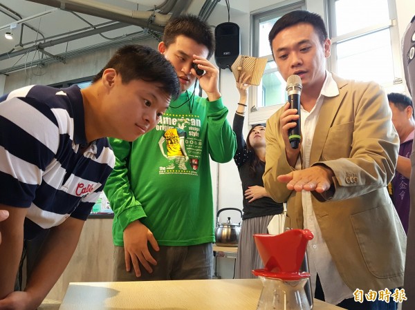米寶們今天展開咖啡的第一堂課,希望為客人們泡出一杯杯暖暖的手沖咖啡。(記者簡惠茹攝)