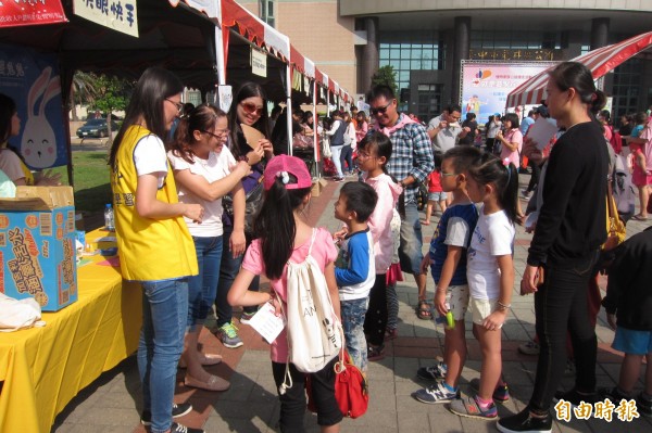 慢飛家族在龍井區公所前舉辦義賣活動。（記者何宗翰攝）