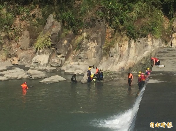經上游河道整理後水流減緩，救難人員把握時機再下水搜尋。（記者佟振國攝）