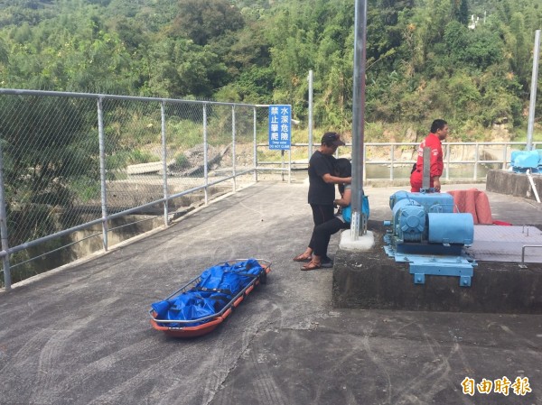 落水失蹤的鄒姓男子遺體被救難人員發現打撈上岸，一旁家屬傷心痛哭。（記者佟振國攝）