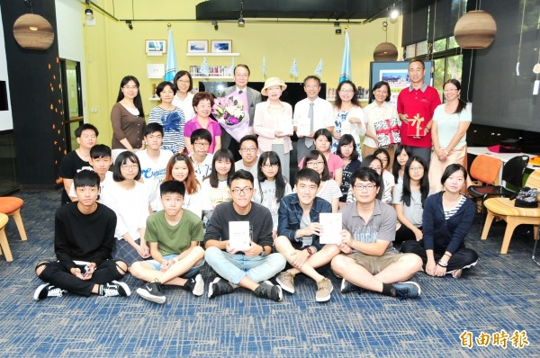 須永瑞玉(後排中)返回母校靜宜大學贈書。(記者張軒哲攝)