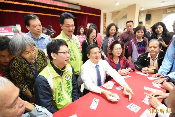 彰化縣長魏明谷(中)親自坐莊與老人家們大玩「10點半」,現場笑聲不斷。(記者湯世名攝)
