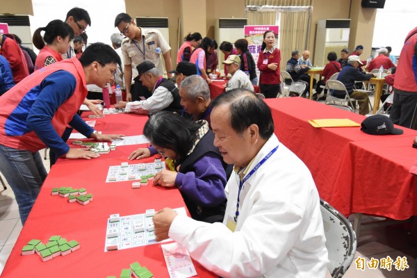 彰縣府今天舉行復古桌遊嘉年華活動,吸引老人家們玩懷舊桌上遊戲。(記者湯世名攝)