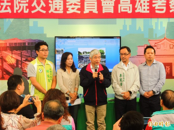 賀陳旦(中)送給高雄大禮,宣布鐵路地下化園道的建設經費42.7億元,將納入鐵路地下化的工程建設經費中。(記者葛祐豪攝)