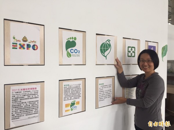 吳佩玲在店裡設置環保牆,提供碳足跡等綠色標章,給民眾來場環境教育。(記者歐素美攝)