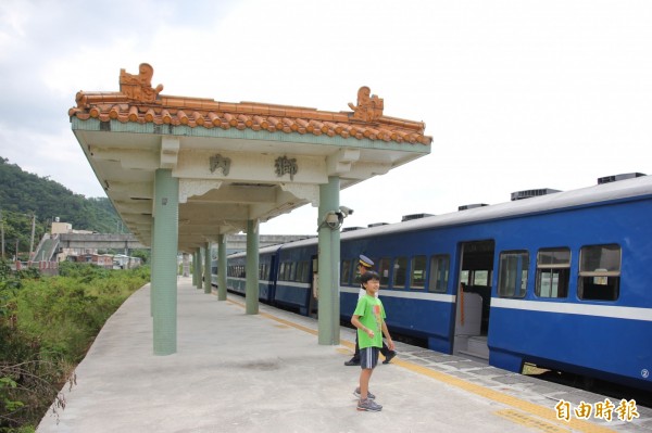 全台最小站內獅月台雨遮和柴油機車頭及藍皮普快等「三種願望一次滿足」，是鐵道迷朝聖景點，被戲稱為「鐵道迷比乘客多」的火車站。（記者陳彥廷攝）