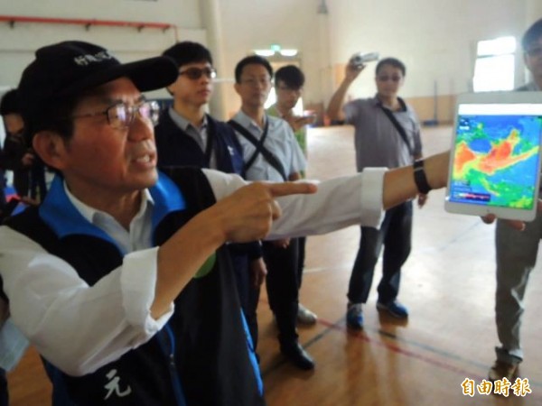環保署長李應元到大林蒲吸髒空氣,指出中國霾害達褐爆等級,南台灣躲不掉。(記者黃旭磊攝)