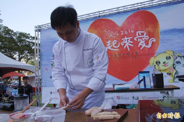 弘光科技大學餐旅管理系教授吳松濂示範製作「手做甜豆仁雞肉腸」。(記者歐素美攝)