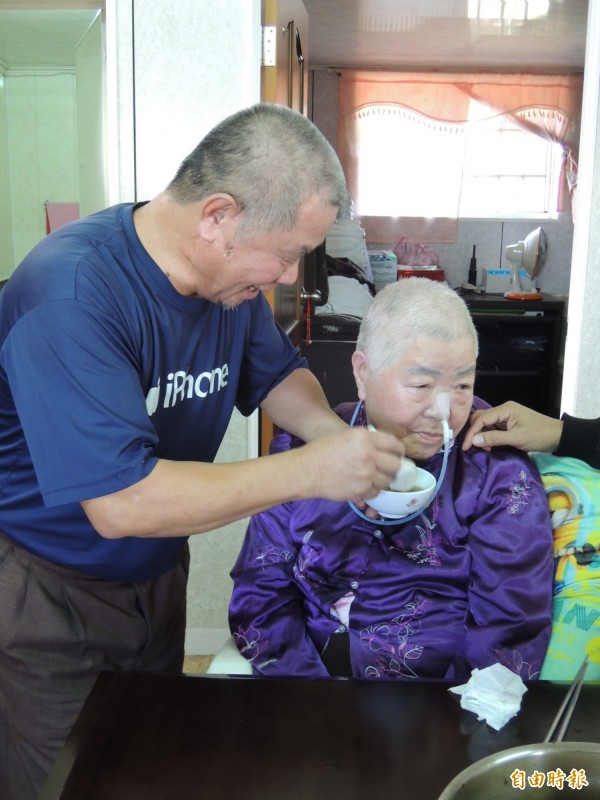 三星鄉老婦人游玉蘭(右)8年前中風後,兒子黃再添(左)辭去工作在家伺母。(記者江志雄攝)