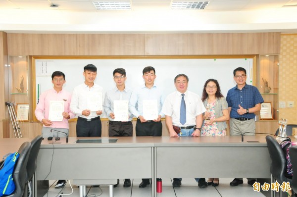 靜宜大學培育學生的電子商務能力有成，今年在外貿協會舉辦的「第3屆台灣經貿網校園電子商務競賽」大放異彩。（記者歐素美攝）