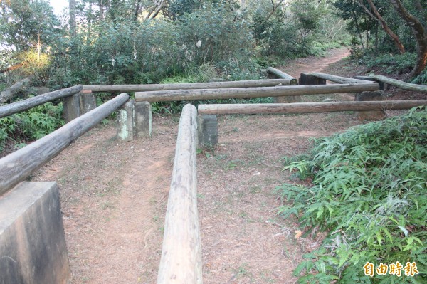 飛龍步道上有著國軍500公尺障礙測驗設施的遺跡。(記者黃美珠攝)