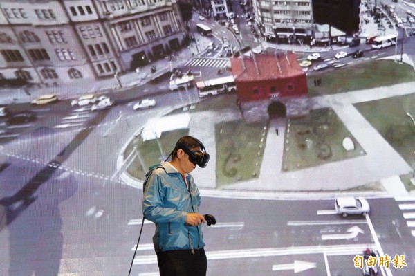 臺北市者柯文哲觀看「西區翻轉、看見改變」VR360影片。(記者黃建豪攝)