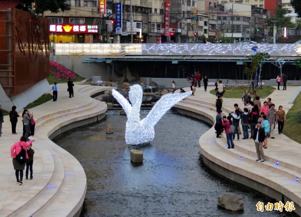 柳川裝置創意藝術光景。(記者張菁雅攝)