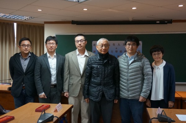 中研院黃進興副院長(右3)與第二屆余英時人文研究獎得獎人合影。(唐獎提供)