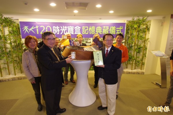 交通大學慶祝120週年雙甲子,學聯會製作時光寶盒,將文字及照片和聲音放進寶盒內,期待下個甲子開箱,見證交大對人類的貢獻。(記者洪美秀攝)