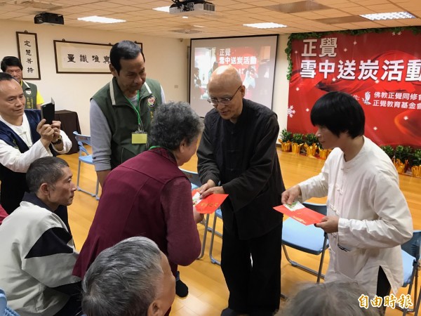 佛教正覺同修會駐會常務理事陸大元代表致贈救助金給弱勢家庭。(記者陳昀攝)