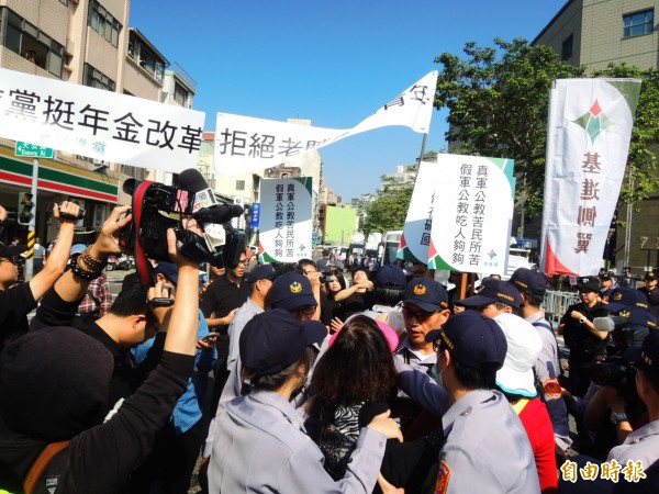 雙方爆發衝突。(記者葛祐豪攝)