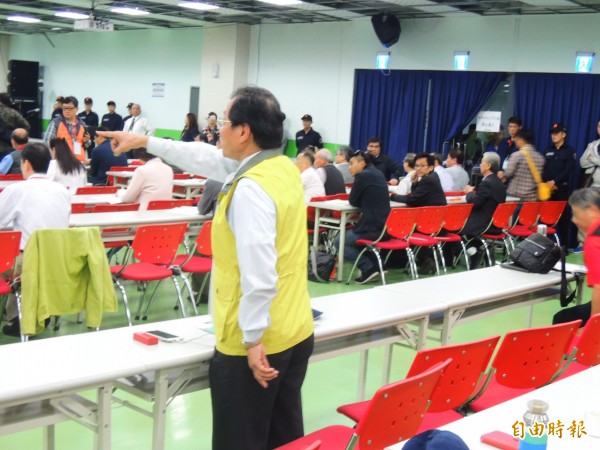 年金改革南區座談登場,全國公務人員協會理事長李來希馬上提出程序問題。(記者葛祐豪攝)