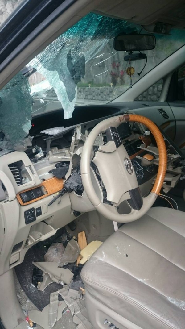 蘇花公路和清隧道北上出口今早發生落石砸車意外。 (圖由警方提供)