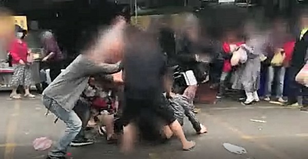 台北市也無法無天了 水果攤霸占道路 阻礙交通 還打騎士475|小老婆汽機車資訊網 台北市也無法無天了 水果攤霸占道路 阻礙交通 還打騎士475|小老婆汽機車資訊網