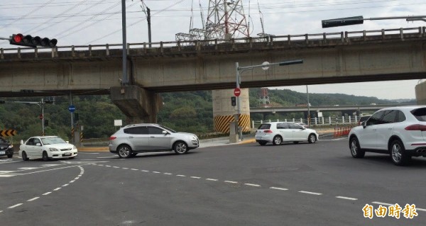 圖左從竹北沿河街駛入環北路2段往東南的車流,左轉形成一個危險的「髮夾彎」,會跟環北路西向車流衝突。(記者黃美珠攝)