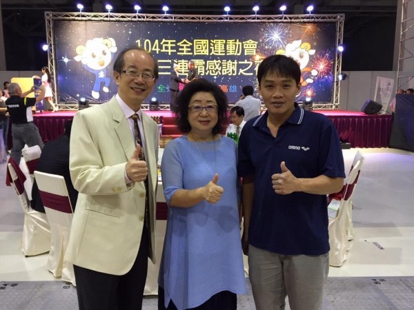 一例一休上路,全校協理事長翁慶才(左)今天表示,人力調度面臨加班費暴增問題,擔憂寒假恐不能開放校園。(圖擷取自翁慶才臉書)