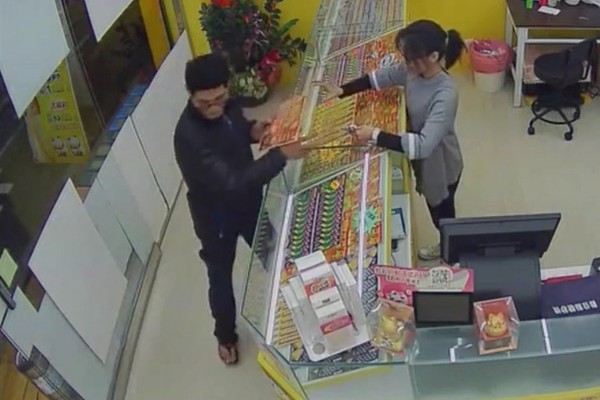 林男拿假鈔騙取價值3萬元的刮刮樂。(記者王宣晴翻攝)