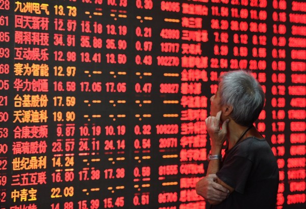 今年開年以來,中國證監會以高速讓企業公開上市(IPO)。但中國「央視財經頻道」痛批,這種讓企業IPO的速度太過「瘋狂」,可能撐不了多久。圖為杭州股民觀看電子股市看板的情形。(美聯社)
