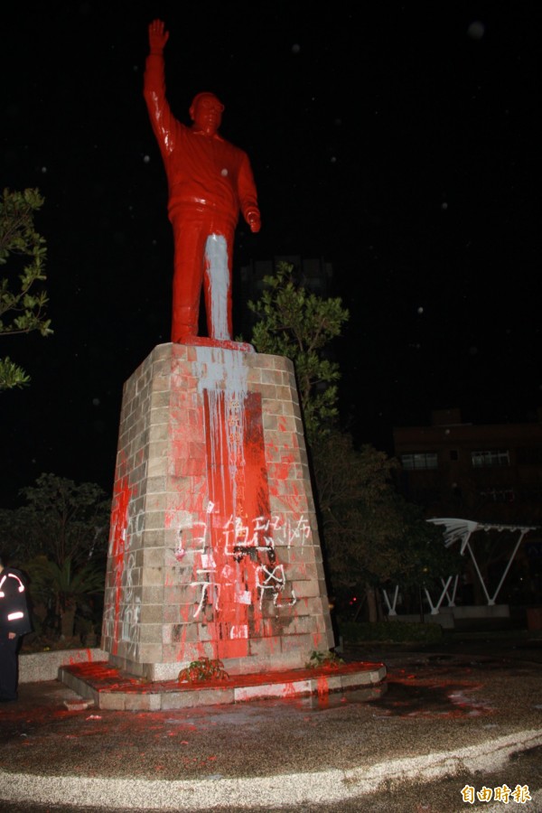 基隆蔣經國銅像被潑紅漆 指白色恐怖元兇