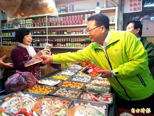 民進黨立法委員陳歐珀今天到羅東民生市場發送春聯，一一向鄉親拜早年。（記者簡惠茹攝）