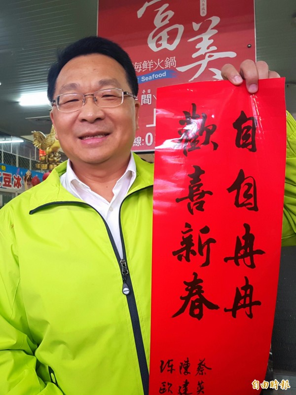 民進黨立法委員陳歐珀今天到羅東民生市場發送春聯，一一向鄉親拜早年。（記者簡惠茹攝）