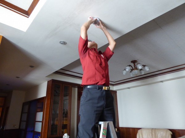 新竹縣政府消防局表示，住宅用火災警報器補助即日起受理登記，請有需要的民眾就近到各分隊登記申請，以提升居家環境的安全。（記者廖雪茹翻攝）