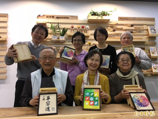 信誼基金會投入在地幸福老化計畫,提供長者木作課程等服務,執行長張杏如(前排中)表示,長者也有責任要讓自己活的健康幸福。(記者林曉雲攝)