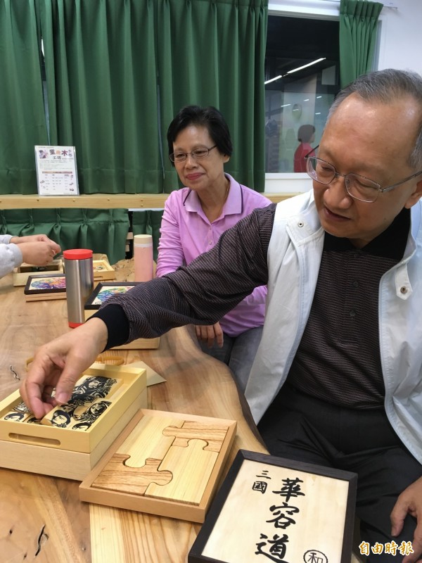 工程顧問吳榮鴻(右)和妻子王玉良(左)共同參加信誼基金會推的木作課程,吳榮鴻表示,拓印過程很磨耐心和細心,但在完成作品之後,非常有成就感。(記者林曉雲攝)