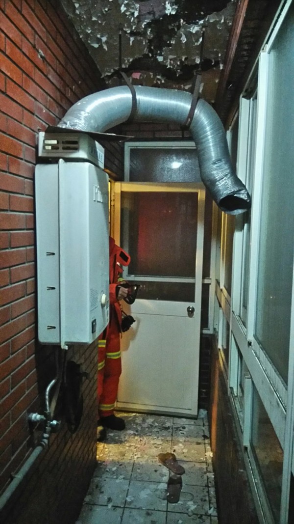 發生意外的現場熱水器安裝在陽台加蓋處又未開窗。（記者鄭淑婷翻攝）