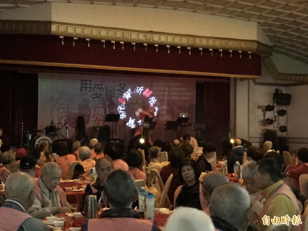 老盟今天舉辦「用愛暖冬溫馨團圓情」圍爐活動,由替代役男組成的義工團,熱情表演祝福老寶貝們恭賀新禧。(記者陳炳宏攝)