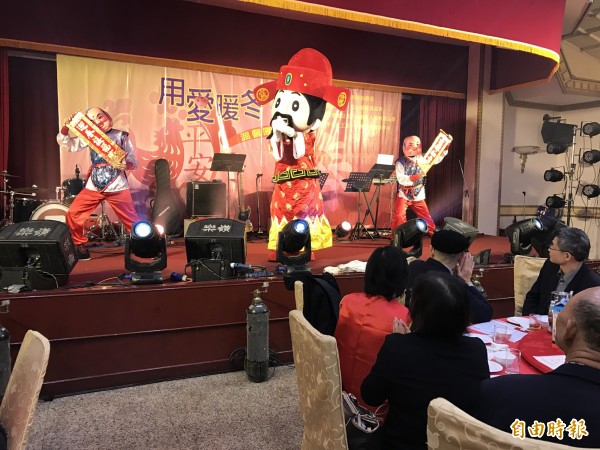 老盟今天舉辦「用愛暖冬溫馨團圓情」圍爐活動,替代役男組成的公益大使團,精銳盡出,為大家博得好彩頭。(記者陳炳宏攝)