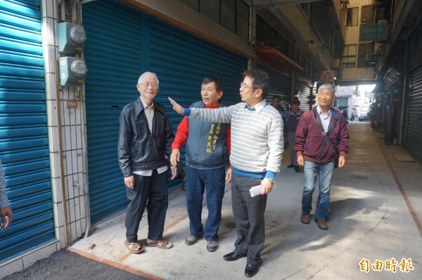 宜蘭市長江聰淵（右2）今前往商場了解工程完工後的狀況。（記者林敬倫攝）