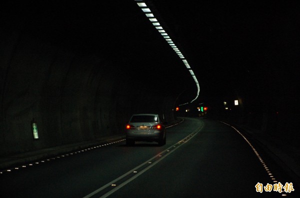 雪隧內最低速限將提高至70公里，預計3、4月間試辦。（記者游明金攝）
