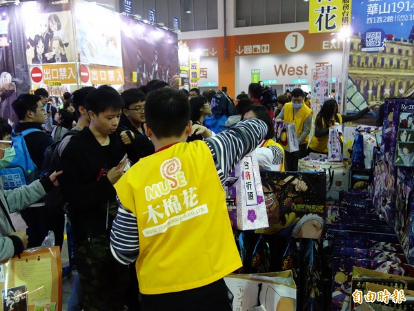 2017台北國際動漫節今天開幕,上午10點一開始,就有不少漫迷衝進現場,狂搶限量福袋。(記者吳柏軒攝)