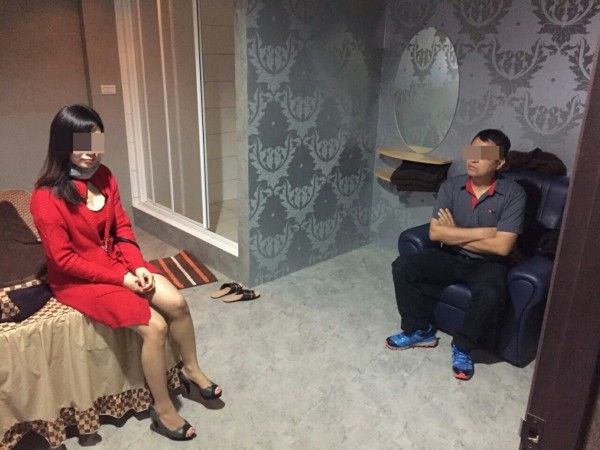9453名曲變成色情美容坊噱頭,旗袍乳溝裝吸引男客上門。(記者黃良傑翻攝)