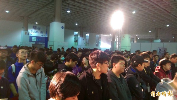 台灣美少女繪畫家Stellarism今在動漫節舉辦首次個人簽名會。超過百位粉絲前來朝聖。(記者蕭玗欣攝)