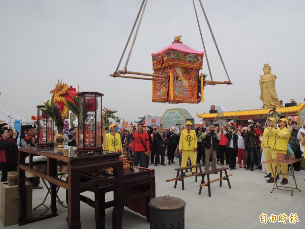 白沙屯媽祖出動吊車進駐燈區。(記者廖淑玲攝)