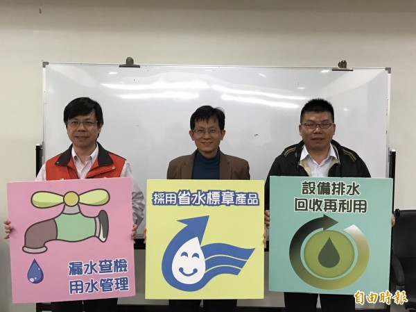 經濟部最新資料表示,如近日沒有明顯降雨,未來兩周水情燈號將上調為「吃緊」綠燈。南市經發局呼籲共體時艱,努力落實節水,積極配合執行相關節水措施。(記者王涵平攝)