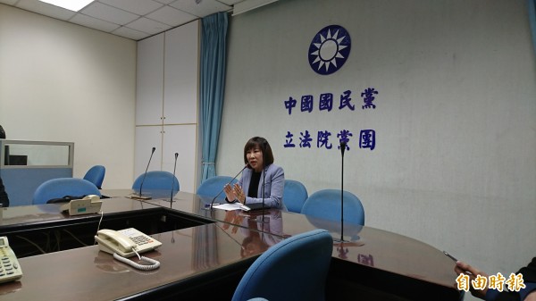 立法院國民黨團副書記長呂玉玲指出,翻車意外凸顯司機過勞駕駛、車齡過高、工時過長問題。(記者陳鈺馥攝)