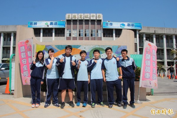 東港高中今年學測，出現創校最高分73級分的吳昇穆（右2）。（記者陳彥廷攝）